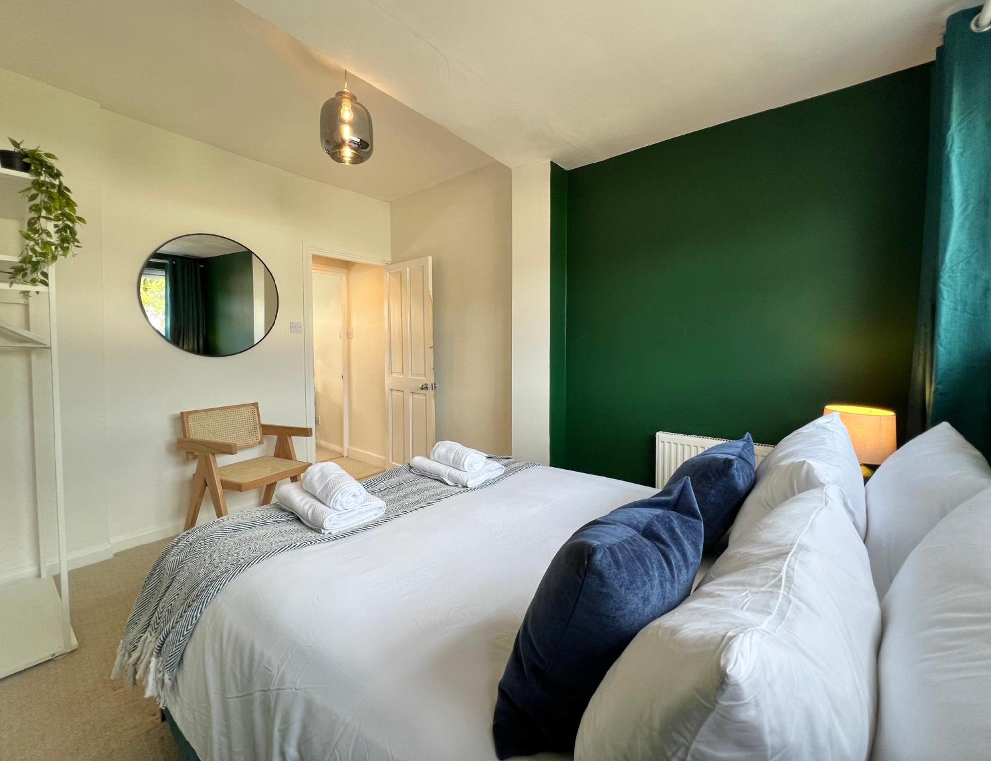 Charming Central Windsor 2 Bed Cottage Free Residents Parking And Private Garden Legoland Ascot Windsor Castle Thorpe Park Heathrow Airport Εξωτερικό φωτογραφία