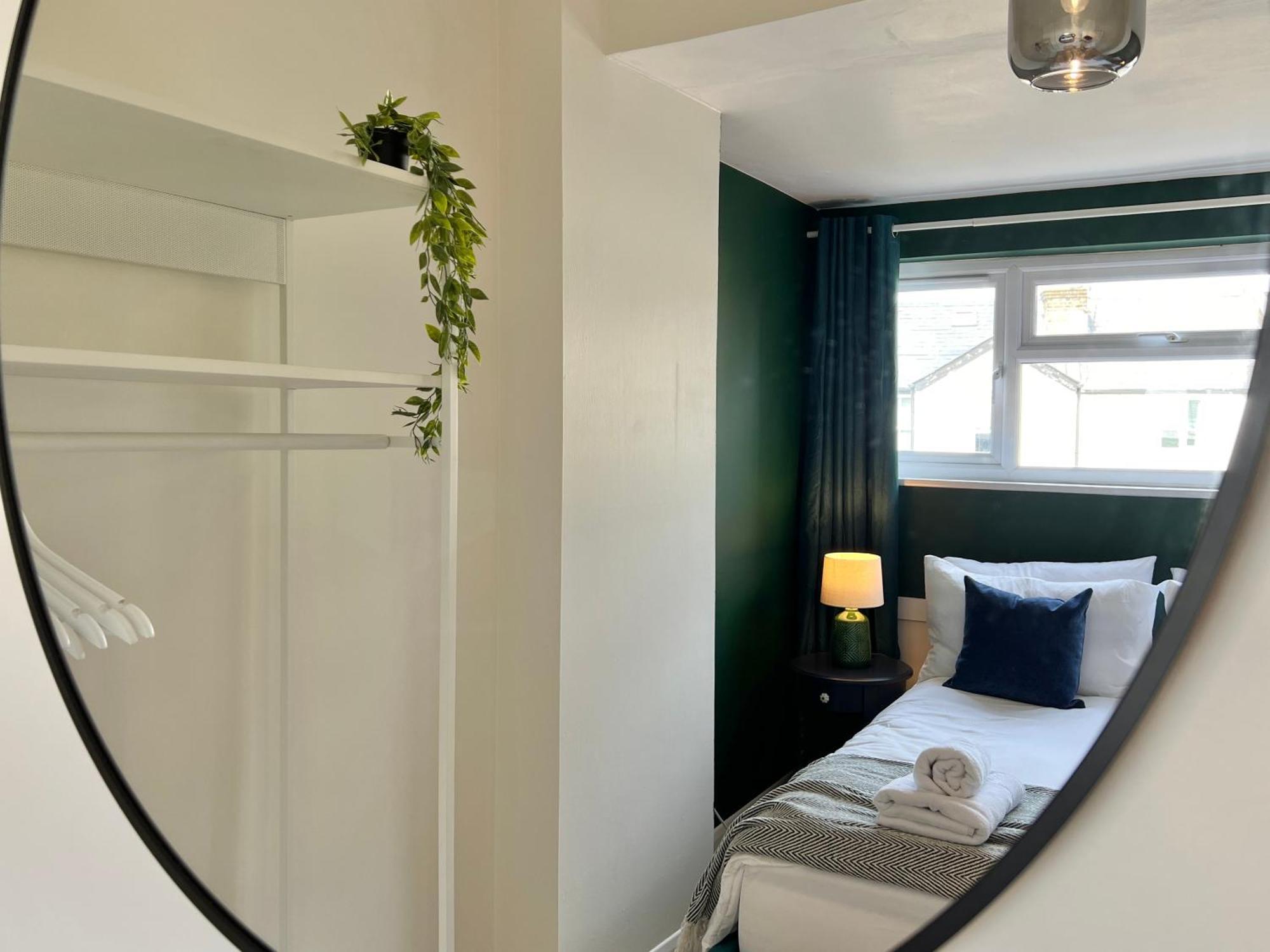 Charming Central Windsor 2 Bed Cottage Free Residents Parking And Private Garden Legoland Ascot Windsor Castle Thorpe Park Heathrow Airport Εξωτερικό φωτογραφία