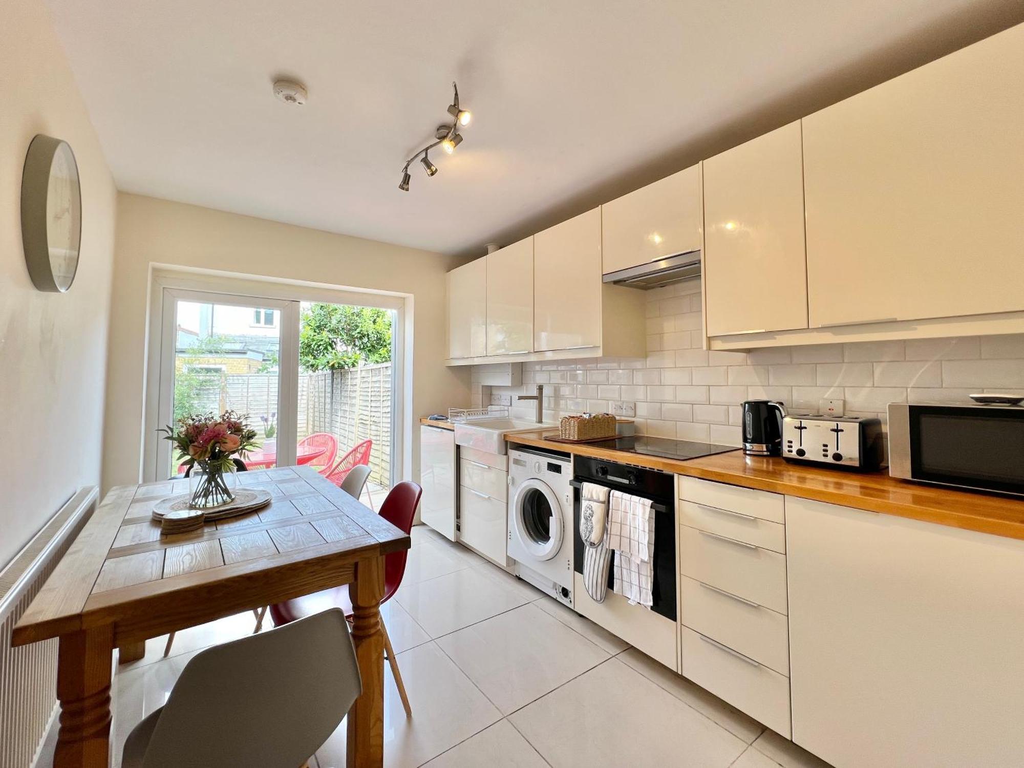 Charming Central Windsor 2 Bed Cottage Free Residents Parking And Private Garden Legoland Ascot Windsor Castle Thorpe Park Heathrow Airport Εξωτερικό φωτογραφία