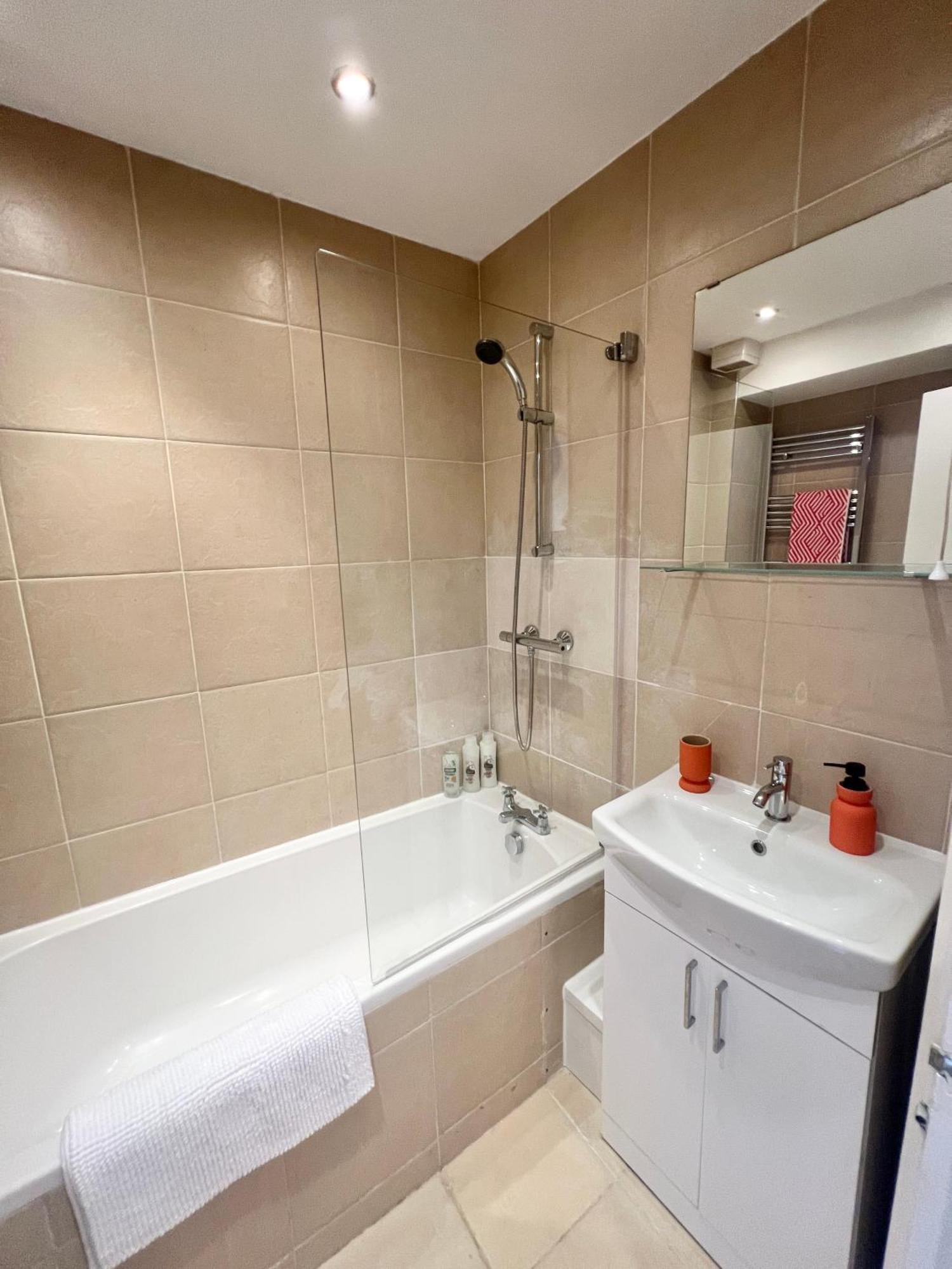 Charming Central Windsor 2 Bed Cottage Free Residents Parking And Private Garden Legoland Ascot Windsor Castle Thorpe Park Heathrow Airport Εξωτερικό φωτογραφία